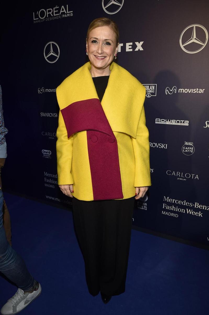 Cristina Cifuente en el desfile de Ágatha Ruiz de la Prada otoño-invierno 2016/17