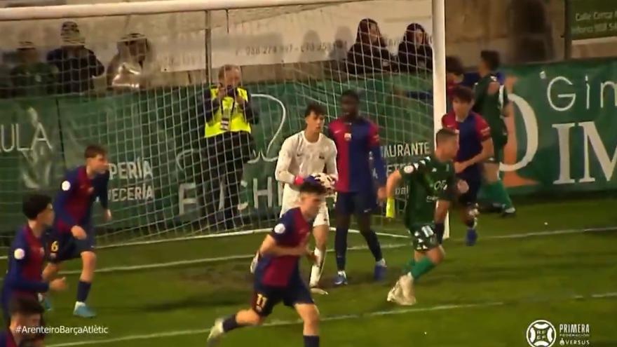 Agreden a un jugador del Barça Athletic fuera del terreno de juego ¡Y solo sacan amarilla!