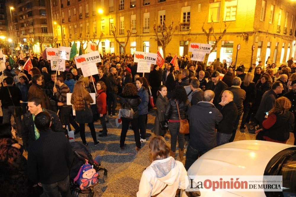 Varios centenares de manifestantes rechazan el concierto de Bachillerato y FP