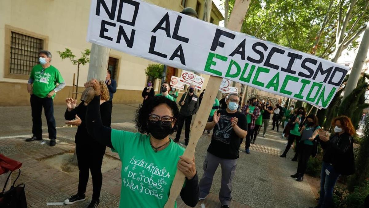 Protesta contra la entrada de una tránsfuga de Vox en la cartera de Educación del Gobierno de Murcia