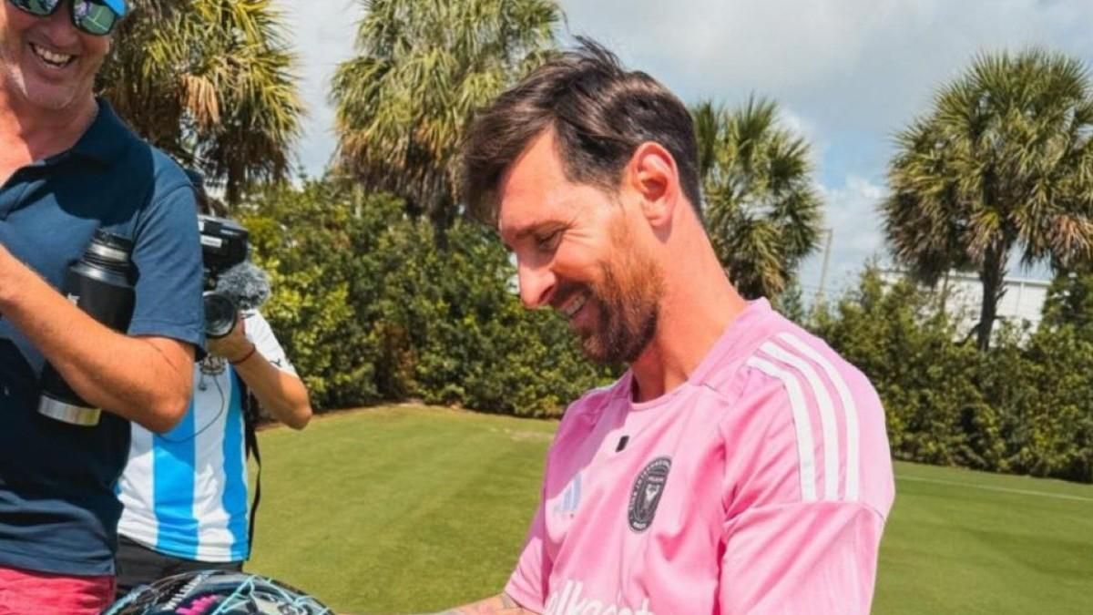 Colapinto regala su casco a Messi con dedicatoria: "Gracias por tantas alegrías"