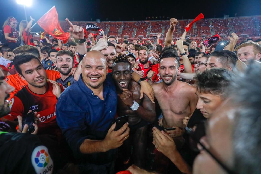 Los aficionados del Mallorca invaden el campo tras el pitido final