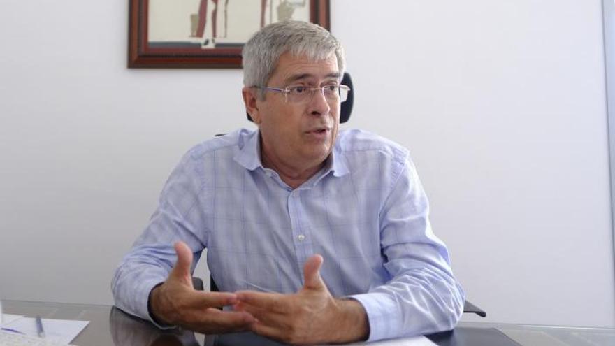 Marco Aurelio Pérez, en su despacho de la oficinas municipales de San Fernando de Maspalomas. | | JOSÉ CARLOS GUERRA