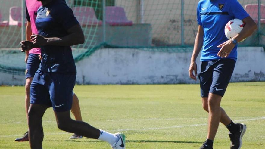 Planagumá, técnico del UCAM, con Kitoko en la sesión de ayer.