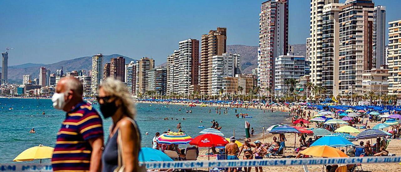 Usuarios de las playas de Benidorm, en una imagen tomada ayer en Levante.