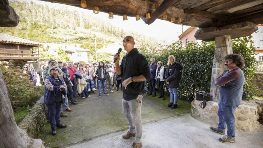 La visita guiada a los hórreos de Bueño, ayer. | I. Collín