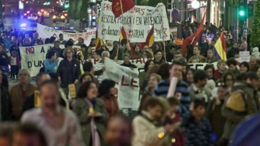 Las pancartas con lemas contra el Gobierno, los recortes y la privatización inundaron la protesta.