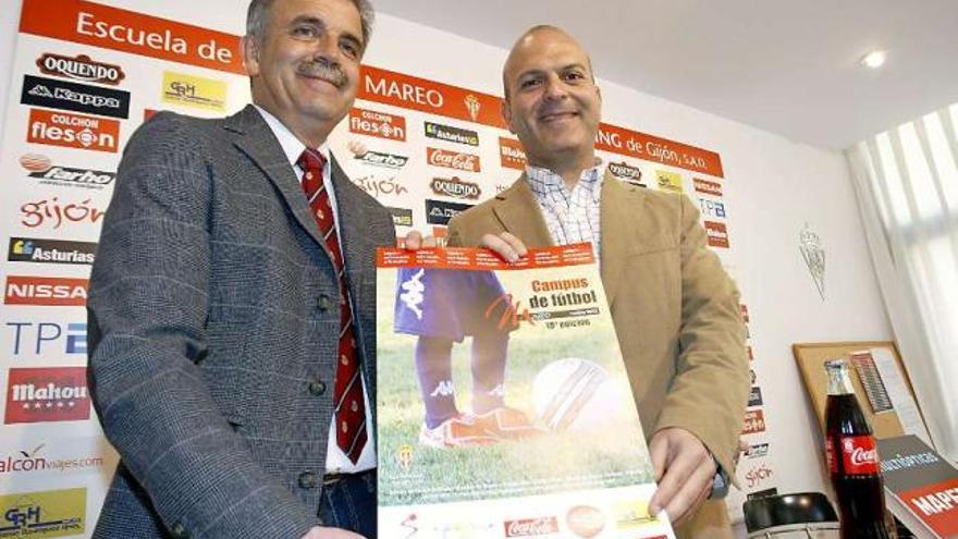 Pepe Acebal y Pedro Barbillo, con el cartel de presentación del campus de Mareo.