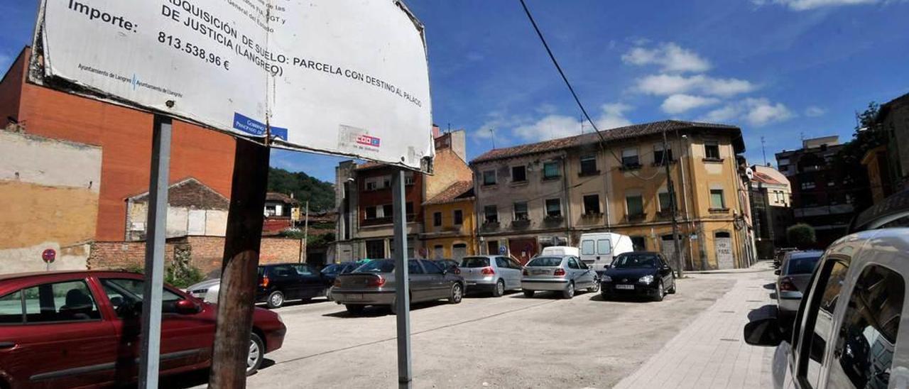 La parcela en la que se levantará el Palacio de Justicia de Langreo, en el barrio de La Nalona.