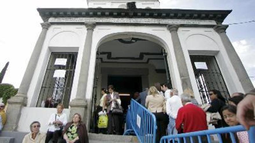 Varias personas hacen cola a las puertas de la Ermita de San Isidro para besar al Santo, como una de las tradiciones que numerosos madrileños llevan a cabo el 15 de Mayo de cada año, para conmemorar la festividad de San Isidro, patrón de Madrid.