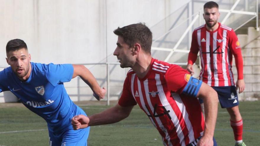 Mauro, en el último partido ante el Arteixo, será baja hoy.