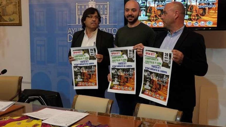 Los organizadores y el concejal, con el cartel de la prueba.