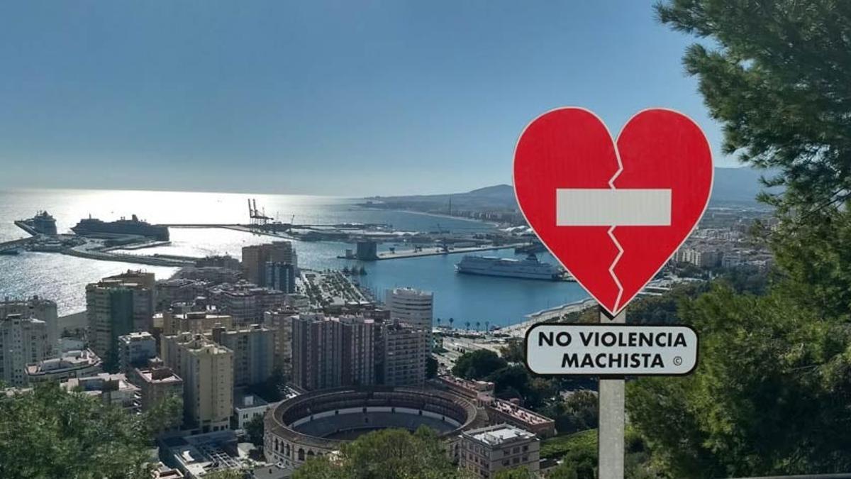 Los carteles con forma de corazón inundan Málaga