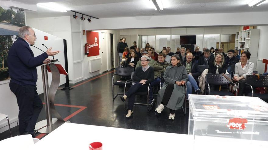 Última asamblea de los socialistas compostelanos, presidida por Bugallo, antes del 28-M