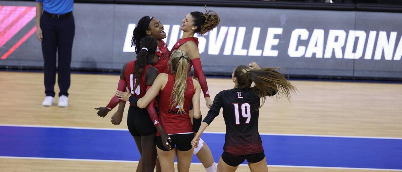 Raquel Lázaro fue una de las jugadoras más destacadas de Louisville en la final.