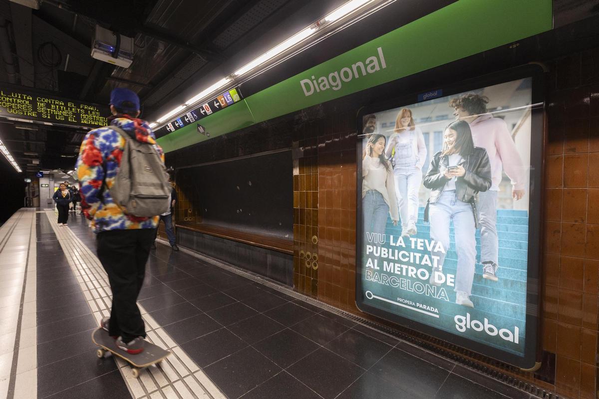 Campaña del nuevo operador de la publicidad en el metro de Barcelona, Global, en uno de los soportes de la red
