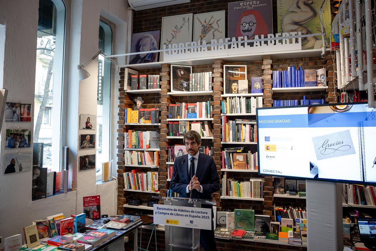 El ministro de Cultura, Ernest Urtasun, durante la presentación del Barómetro de Hábitos de Lectura