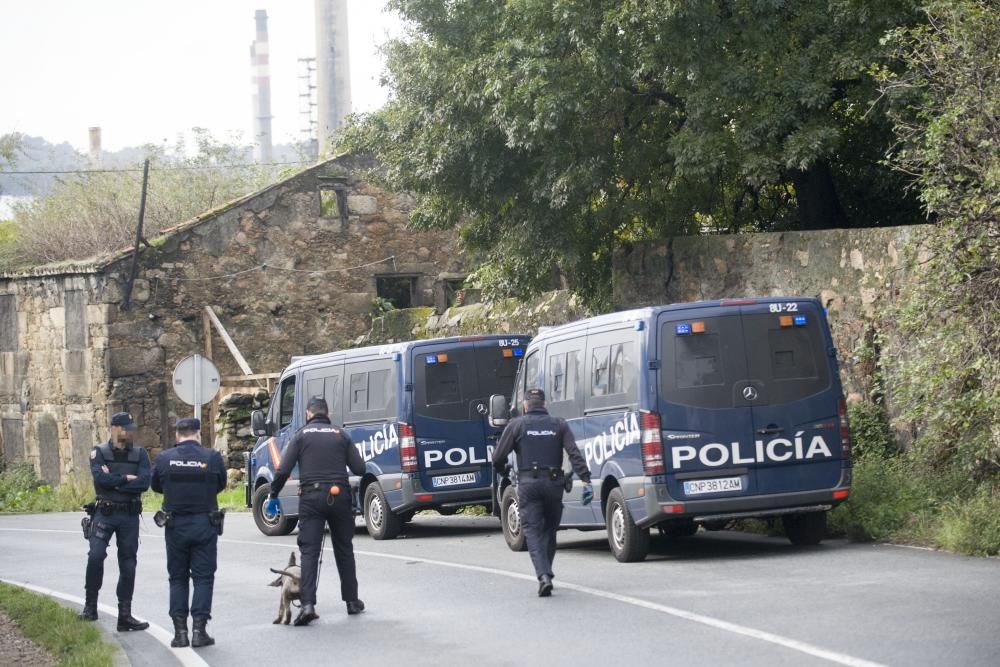 Varias unidades policiales realizaron un importante despliegue en las viviendas de San José, situadas entre los concellos de A Coruña y Arteixo, durante una investigación contra el tráfico de drogas.