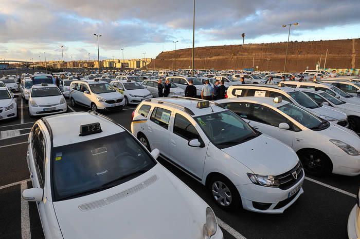 Protesta de taxistas contra el día libre