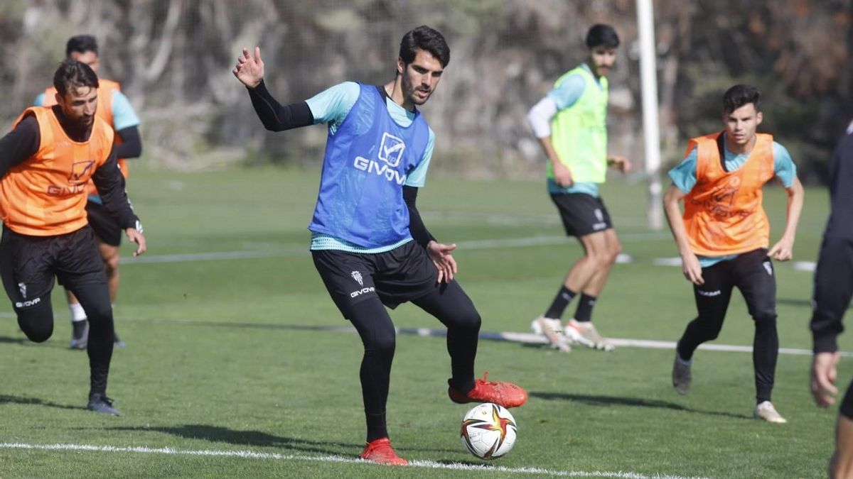 Bernardo Cruz durante la sesión del miércoles en la Ciudad Deportiva.
