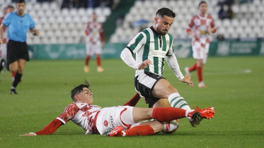 Omar Perdomo se deshace de un rival en el partido disputado en El Arcángel