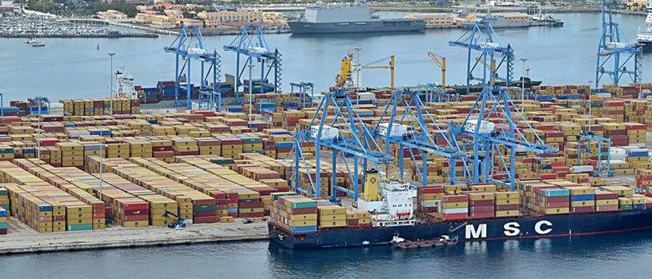 Un buque portacontenedores de MSC atracado en el muelle que ahora pasa a ser denominado Cristóbal Colón.