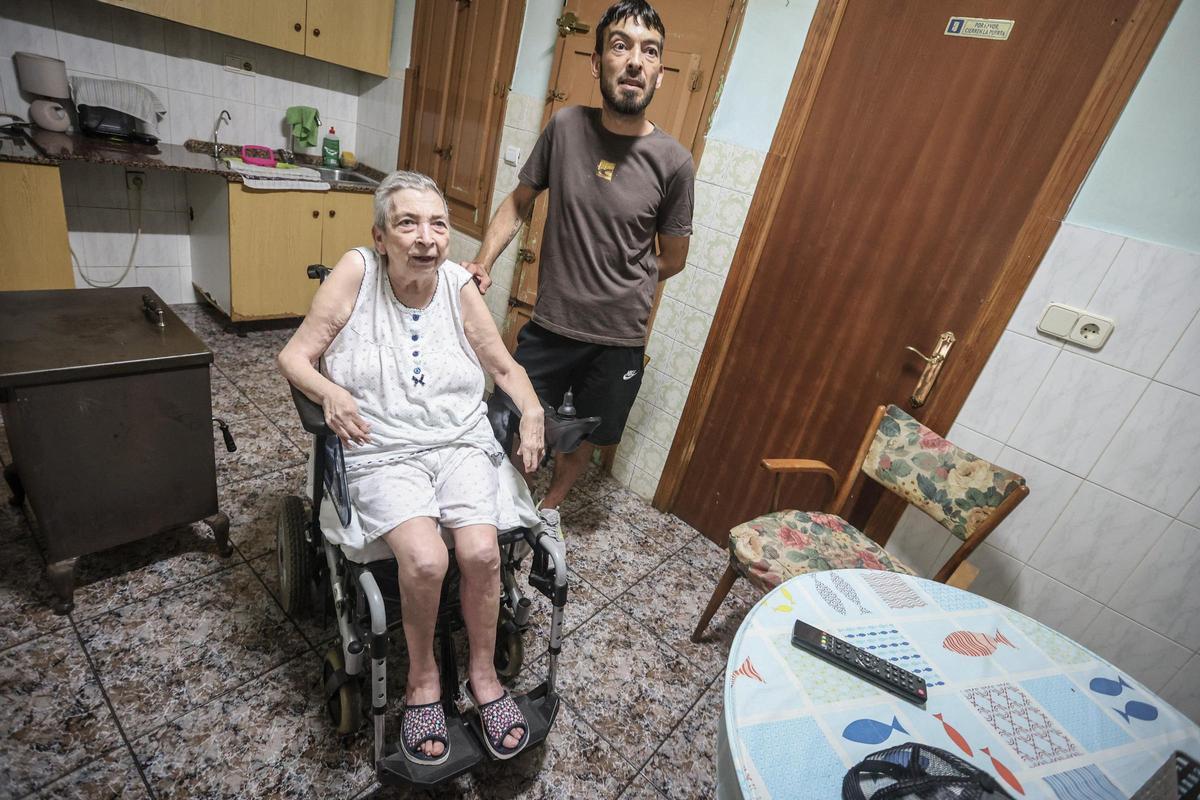 María y Manuel en el salón de la casa con orden de desahucio
