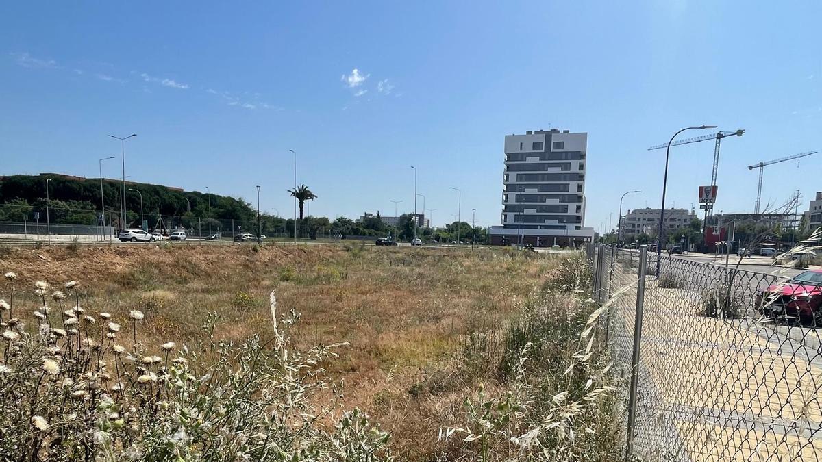 Parcela donde se levantará la sede de Uninde, en la avenida de Elvas.