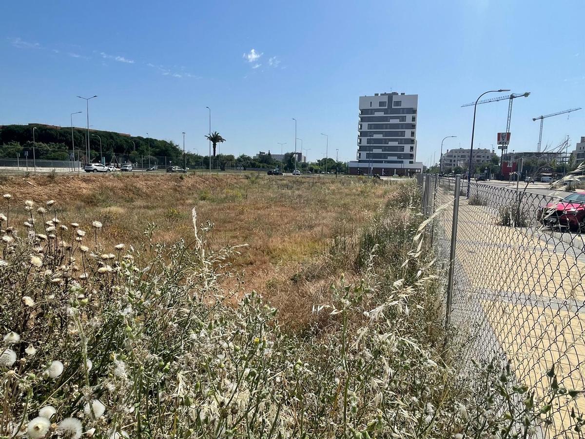 Parcela donde se levantará la sede de Uninde, en la avenida de Elvas.
