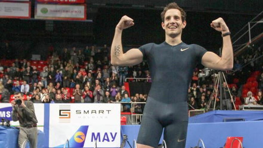 Renaud Lavillenie celebra su récord.