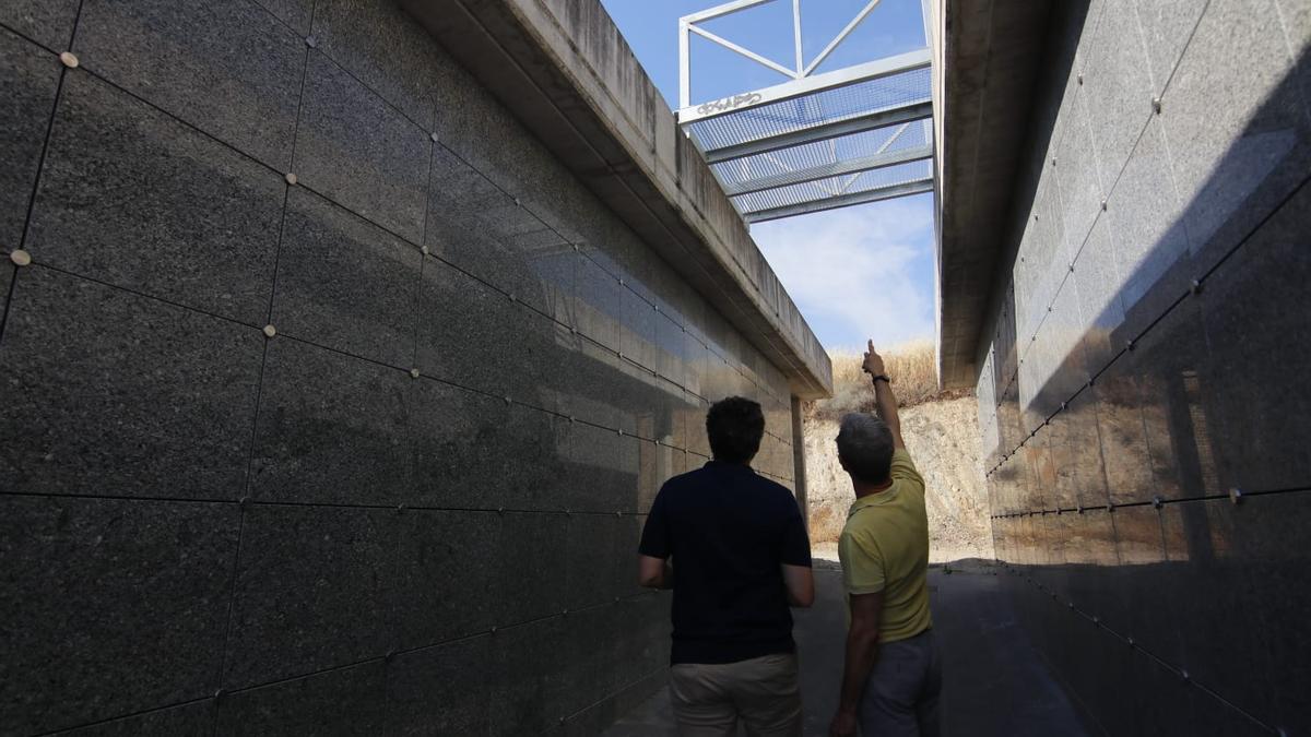 El edil Andrés Licerán y el arquitecto municipal Santiago Murillo supervisan los nuevos columbarios.