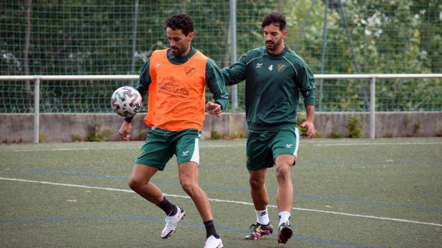 Mateo controla el balón ante la presión de Chevi en el entrenamiento de ayer del Coruxo.