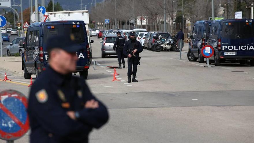 El espectacular despliegue policial, incluso, ´pilló´ a un chico que pasaba por ahí por llevar una capucha.