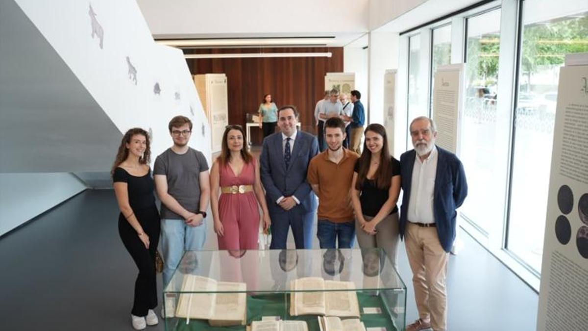 Imagen de familia de las autoridades que han participado en la inauguración de la muestra sobre la Edad de Oro.