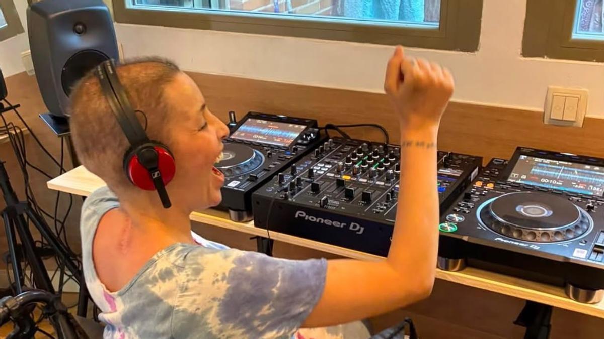 BJones produciendo música durante sus meses de lucha contra el cáncer.