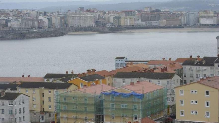 Edificios de Labañou, con Monte Alto al otro lado de la ensenada del Orzán.