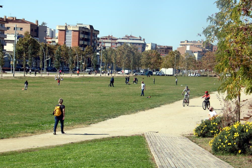 Persones caminant pel parc fluvial de Vilanova del Camí i el parc central d'Igualada