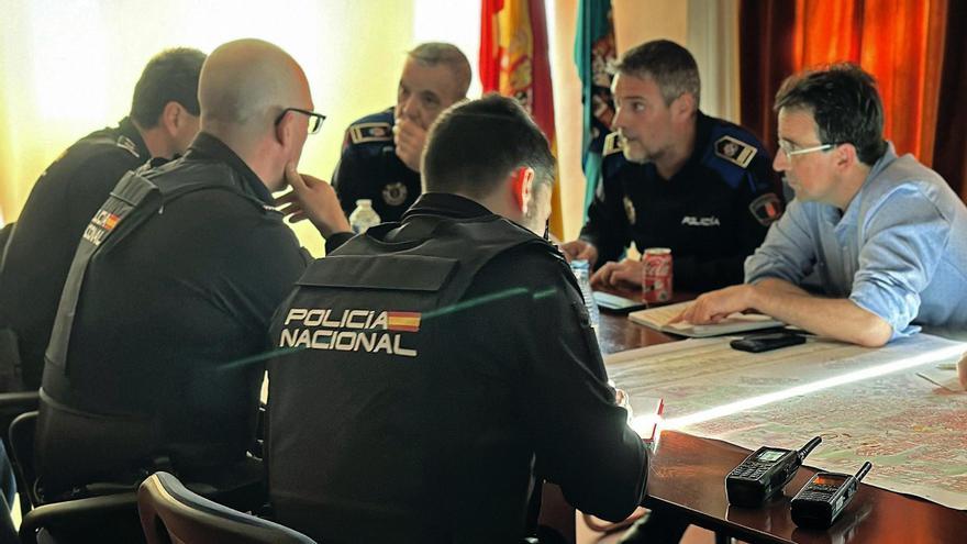 El acalde de Leganés, Miguel Ángel Recuenco, junto a agentes de Policía Nacional.