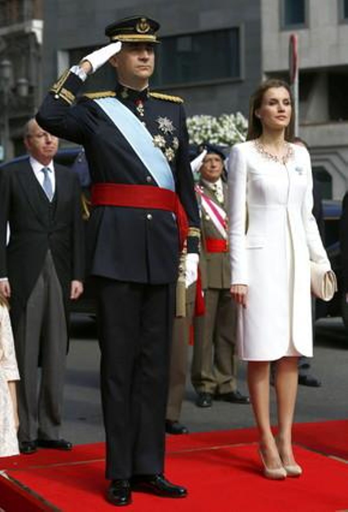 El rei Felip VI, amb Letizia reben els honors d’un batalló compost per una esquadra de gastadors, bandera, banda i música, i quatre companyies dels tres exèrcits i de la Guàrdia Civil.
