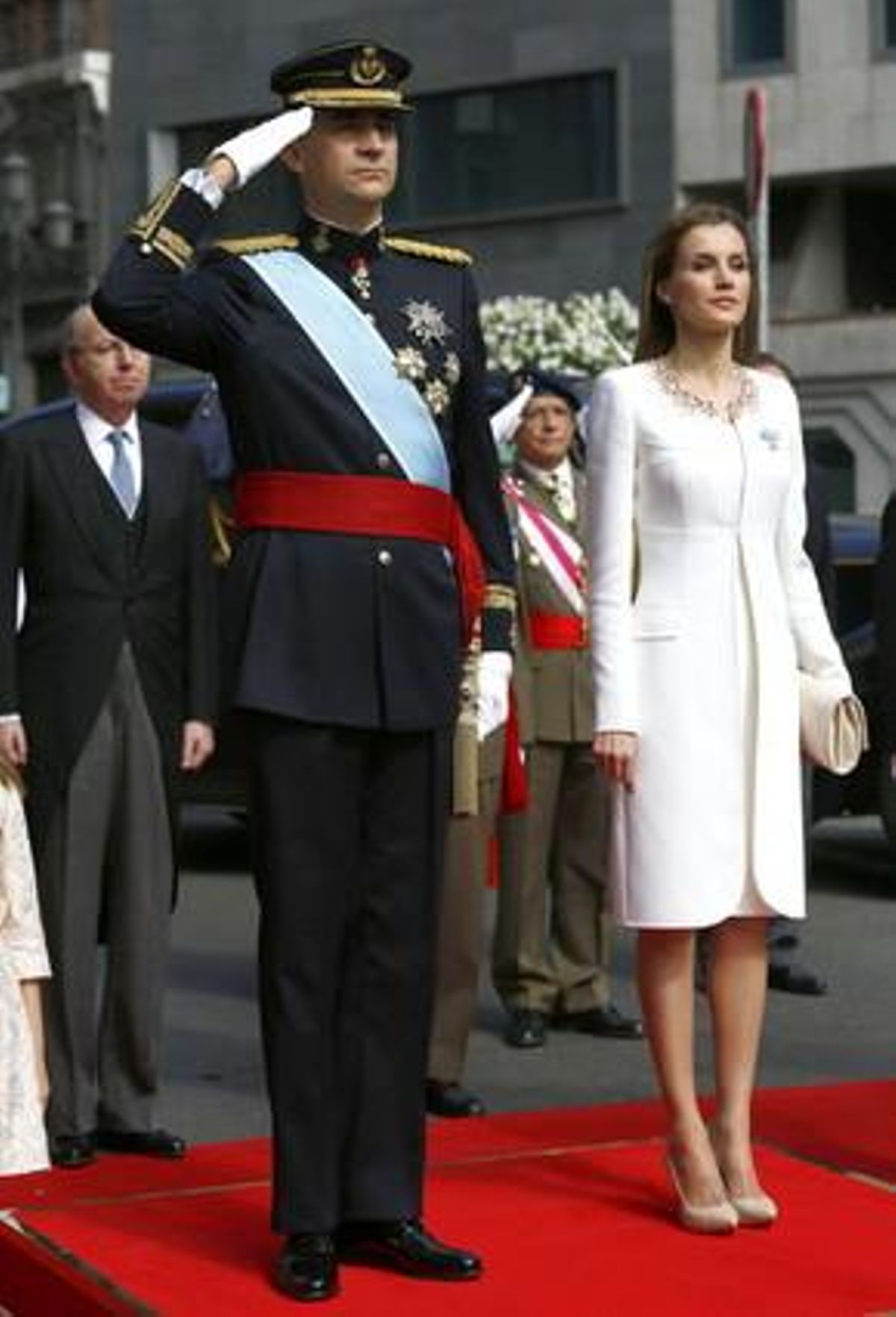 El rey Felipe VI, junto a Letizia reciben los honores de un batallón compuesto por una escuadra de gastadores, bandera, banda y música, y cuatro compañías de los tres ejércitos y de la Guardia Civil.