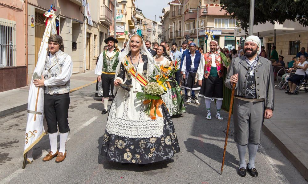 Los festeros de Mutxamel rinden homenaje a su Patrona