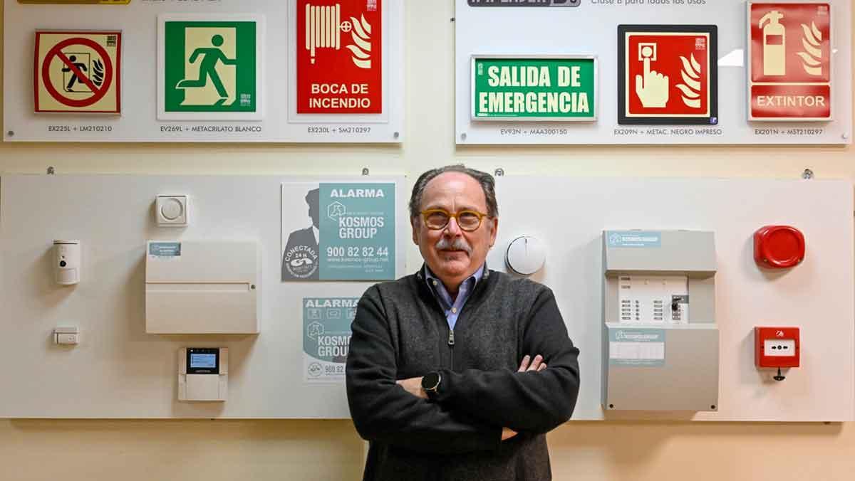 Mariano de Leonardo, ante alarmas y señalizaciones contra incendios, en la sede de Kosmos Group. Mariano de Leonardo, ante alarmas y señalizaciones contra incendios, en la sede de Kosmos Group.