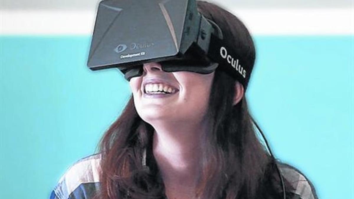 Una mujer prueba las gafas de realidad virtual Oculus Rift.