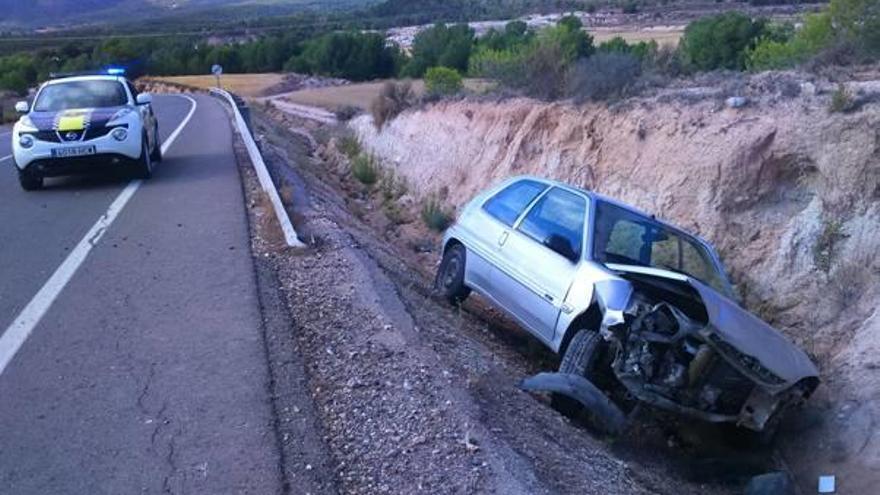 Un herido al salirse su coche de la carretera