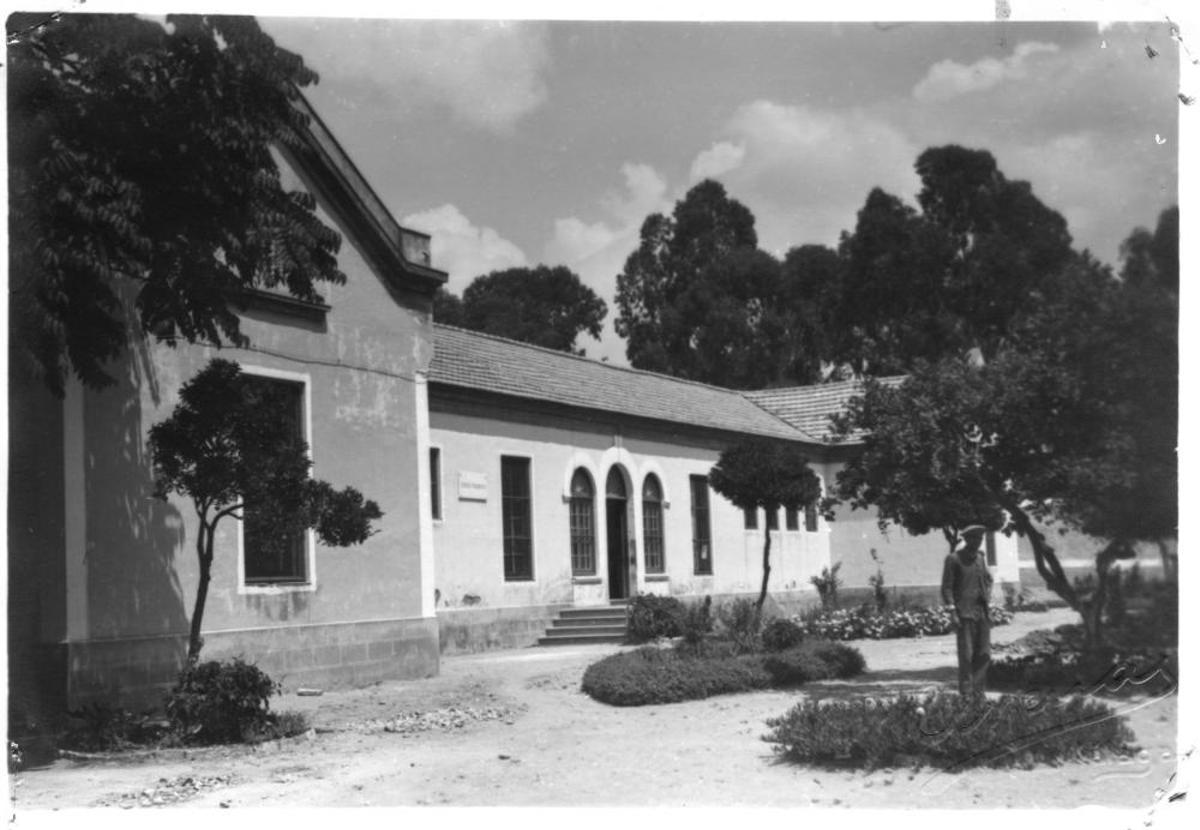 El actual edificio, inaugurado en 1892 fue edificado gracias a las donaciones de las familias Loring, Oyarzábal, Heredia y Larios. El actual edificio, inaugurado en 1892 fue edificado gracias a las donaciones de las familias Loring, Oyarzábal, Heredia y Larios.