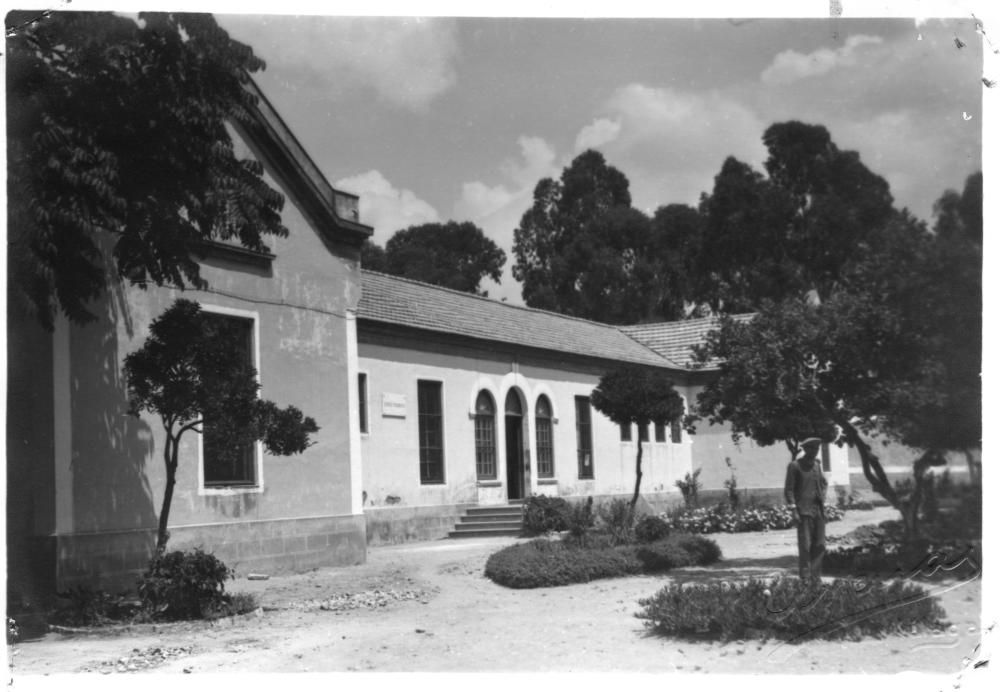 El actual edificio, inaugurado en 1892 fue edificado gracias a las donaciones de las familias Loring, Oyarzábal, Heredia y Larios.