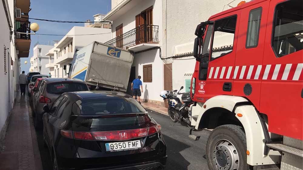 Un camión ha quedado atascado en un balcón en el casco urbano de Sant Antoni. Los Bomberos hann tenido que intervenir.