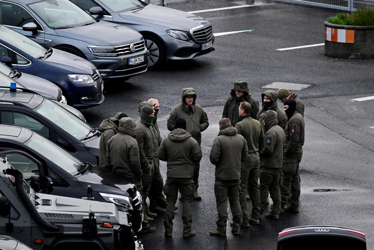 Detingut un home armat a l’aeroport d’Hamburg després de 18 hores de segrest amb la seva filla de 4 anys com a ostatge