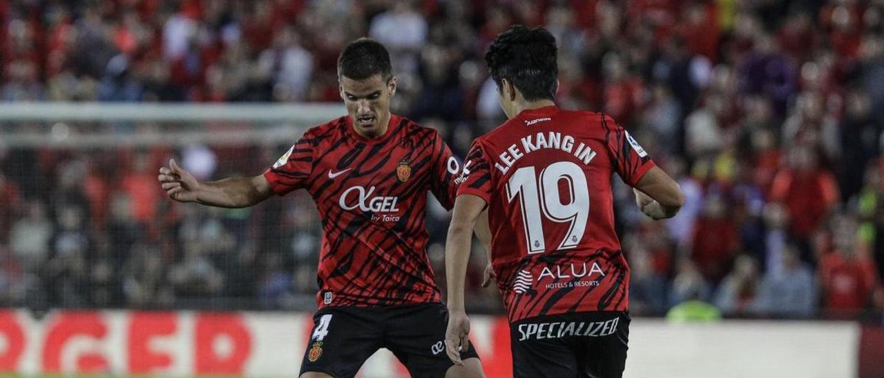 Galarreta deja pasar el balón ante el avance de Kang In Lee en el partido del pasado sábado frente al Barcelona en Son Moix.