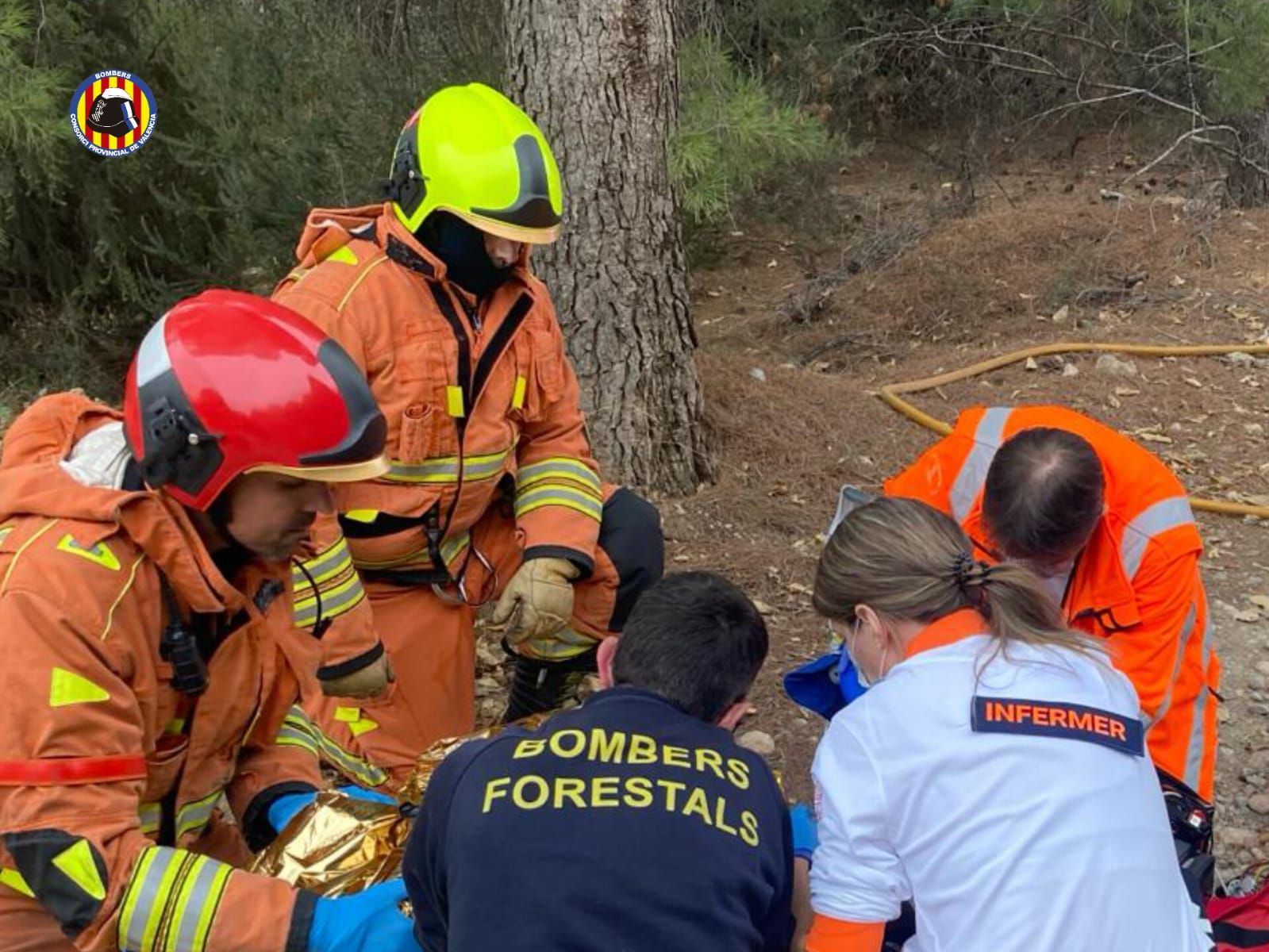 Un hombre en estado tras arder su coche en un camino de Bétera